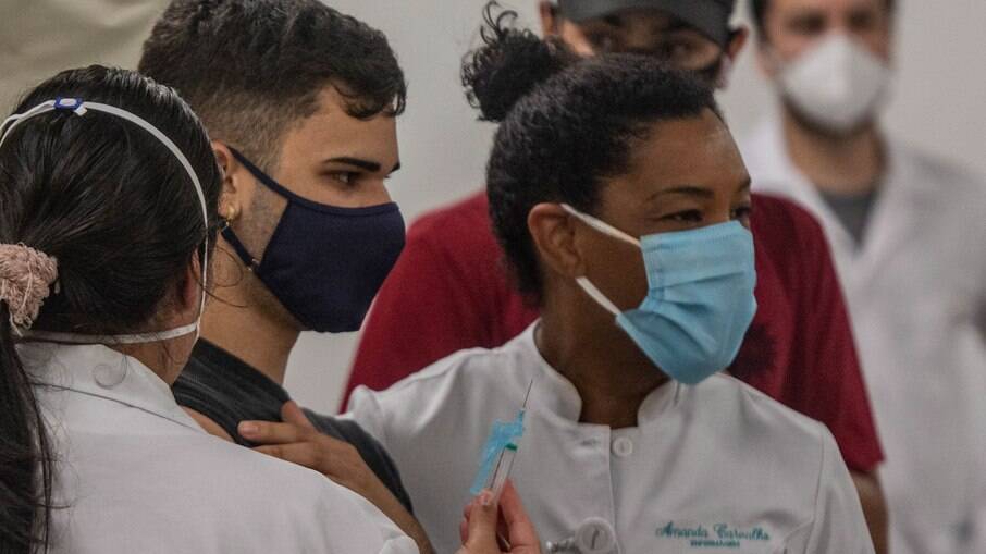 Fila para vacinação no Rio de Janeiro