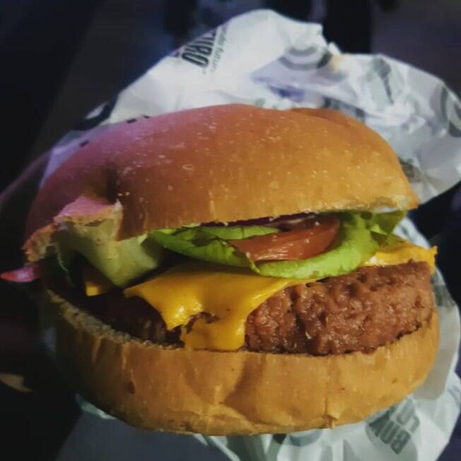 A nova versão do Futuro Burger é focada em um sabor menos artificial e menos carboidratos e calorias Hambúrguer