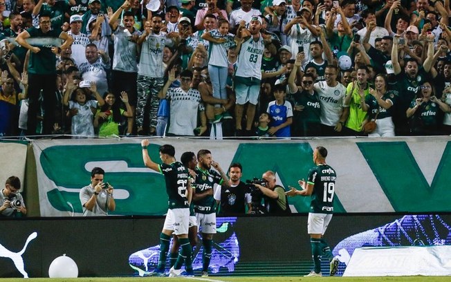 Palmeiras vence Internacional na Arena Barueri e assume, momentaneamente, a liderança