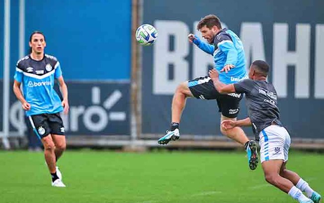 Renato esboça Grêmio com três volantes e retorno de dupla icônica