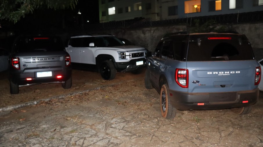 Carros apreendidos, supostamente adquiridos com o dinheiro desviado das empresas Carros apreendidos, supostamente adquiridos com o dinheiro desviado das empresas