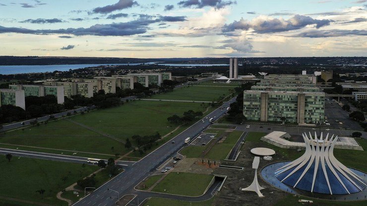 Suspeita de bomba perto do STF fecha trecho da Esplanada