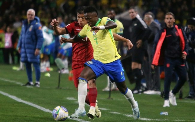 Vinícius Júnior em campo pela Seleção contra o Equador, no estádio Couto Pereira, em setembro