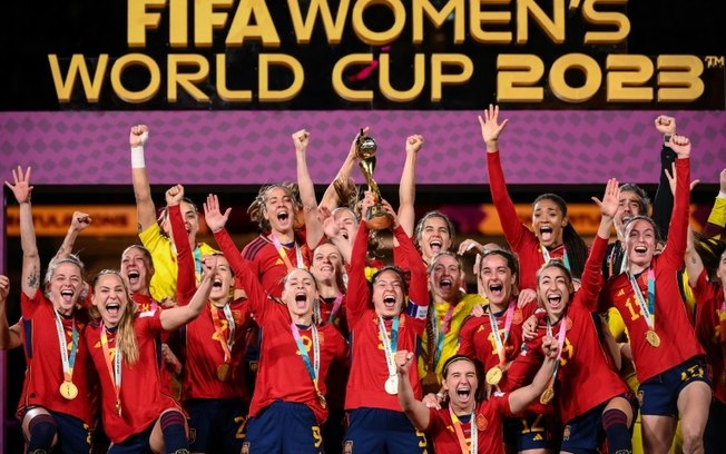 A seleção feminina de futebol da Espanha ergue a taça da Copa do Mundo de 2023