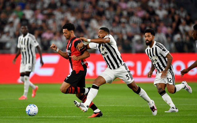 Saelemaekers, do Milan (de vermelho) luta pela bola com Francisco Conceição, da Juventus Saelemaekers, do Milan (de vermelho) luta pela bola com Francisco Conceição, da Juventus