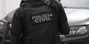 Menina de 4 anos morre presa em portão; mãe é presa