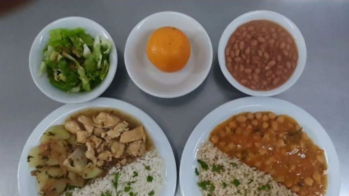 Foto mostra uma refeição completa em um restaurante universitário da UFRJ