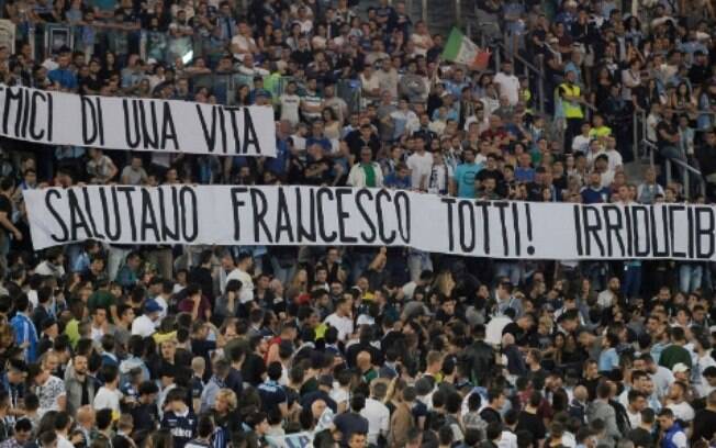 Torcida da Lazio homenageia o 