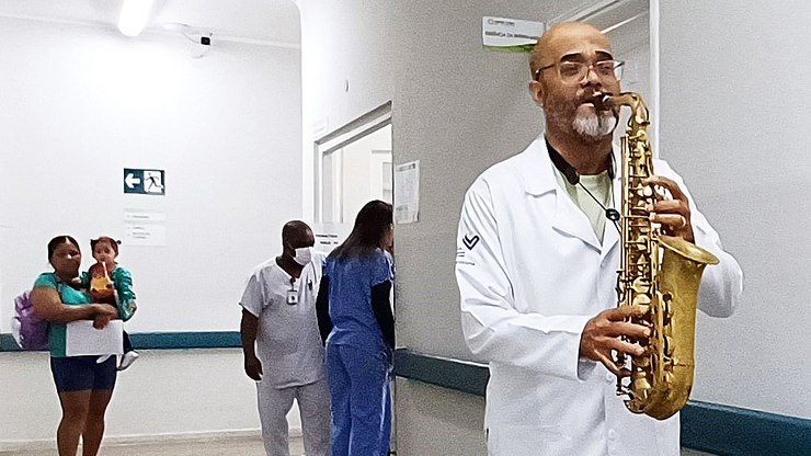 Saxofonista leva música e afeto a pacientes da Santa Casa
