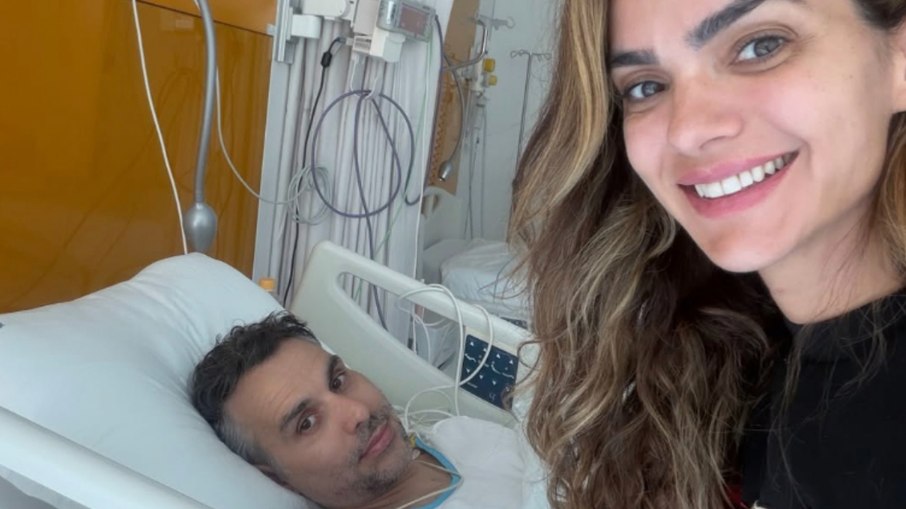Kelly Key e Mico no hospital após cirurgia