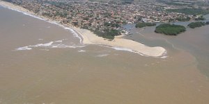 Conheça distrito brasileiro que o mar está 'engolindo'