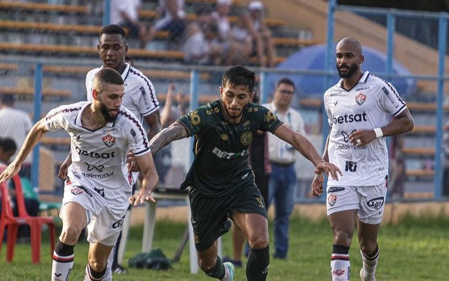 Léo Condé critica gramado e avalia o desempenho do Vitória na estreia da Copa do Nordeste