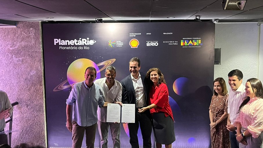 Cerimônia de anúncio da maior renovação da história do Planetário do Rio reuniu o prefeito Eduardo Paes (PSD), o presidente da Fundação Planetário, Renato Pellizzari, o presidente da Shell Brasil, Cristiano Pinto da Costa e secretários municipais. Cerimônia de anúncio da maior renovação da história do Planetário do Rio reuniu o prefeito Eduardo Paes (PSD), o presidente da Fundação Planetário, Renato Pellizzari, o presidente da Shell Brasil, Cristiano Pinto da Costa e secretários municipais.