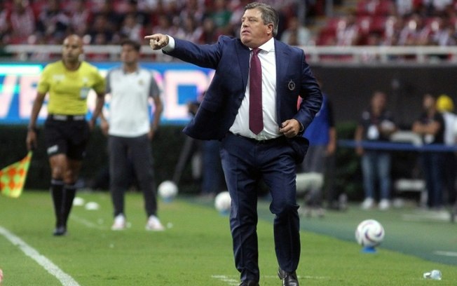 O técnico Miguel Herrera durante uma partida entre Tijuana e Guadalajara do torneio mexicano Apertura em Guadalajara, no México, em 22 de agosto de 2023.