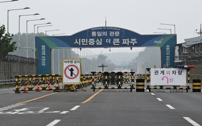 Barricadas no posto de controle da ponte Tongil, na rodovia que segue até a cidade norte-coreana de Kaesong a partir da cidade sul-coreana de Paju