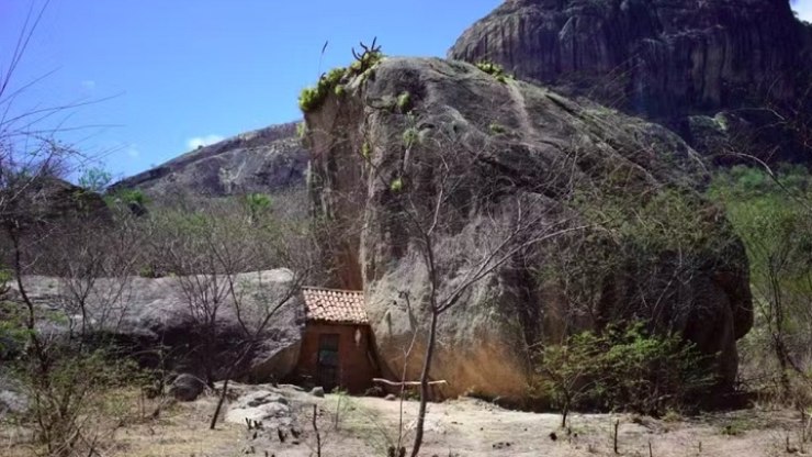 Casa%20min%C3%BAscula%20entre%20rochas%20atrai%20a%20aten%C3%A7%C3%A3o