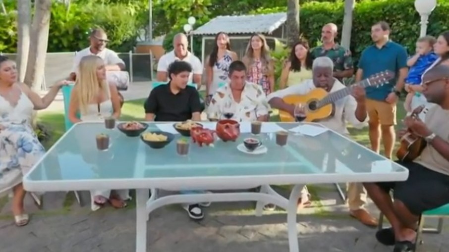 Zeca Pagodinho adora fazer reuniões em família