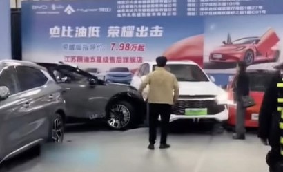 Carro elétrico descontrolado atropela 5 pessoas na China