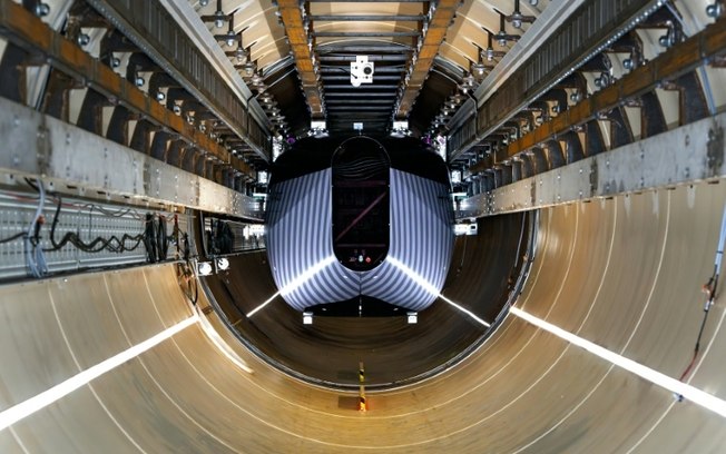 Vista interna do túnel de teste da cápsula supersônica da Hardt Hyperloop em Veendam, Holanda