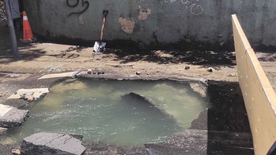 Buraco após o rompimento da tubulação, na rua São Clemente Buraco após o rompimento da tubulação, na rua São Clemente