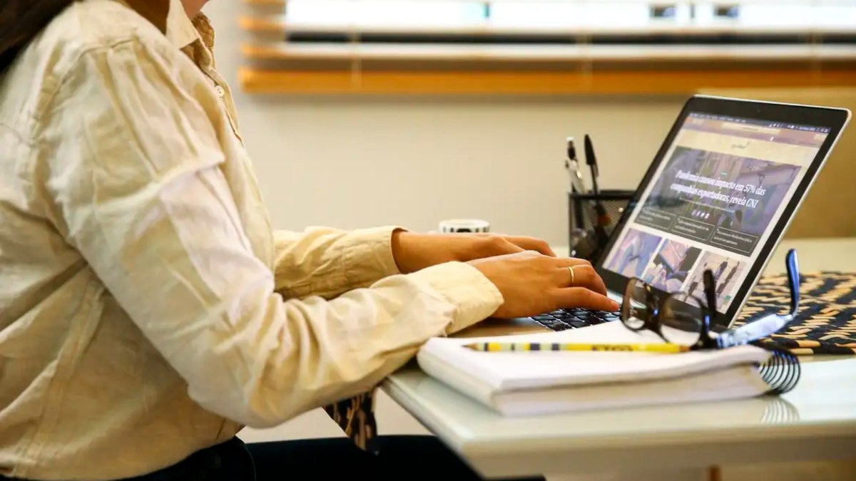 Mulheres ganham menos e são minoria no mercado de trabalho Mulheres ganham menos e são minoria no mercado de trabalho