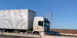 VÍDEO: carreta arrasta carro por vários metros na Via Dutra