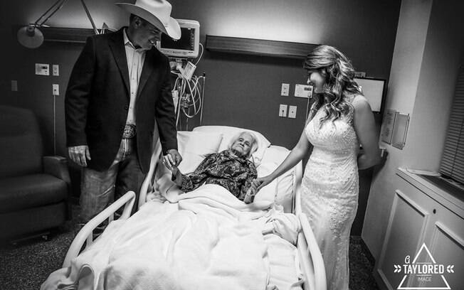 A fotógrafa do evento, Amy Taylor, capturou o momento em que o casal dá as mãos à Charlotte durante a cerimônia