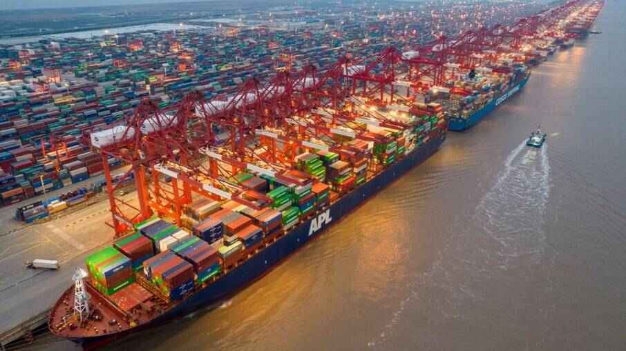 O porto de Xangai é o maior do mundo em movimentação de carga