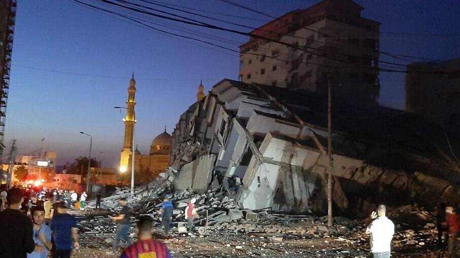 Prédio de 13 andares é derrubado após bombardeio israelense
