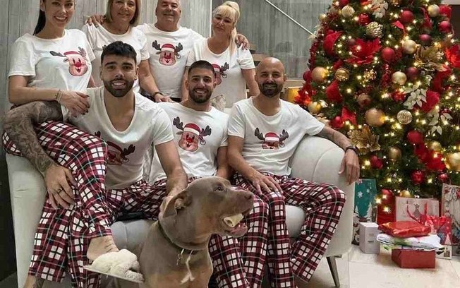 David Reyna posou para foto de família no último Natal ao lado do cachorro - Foto: Reprodução/Instagram