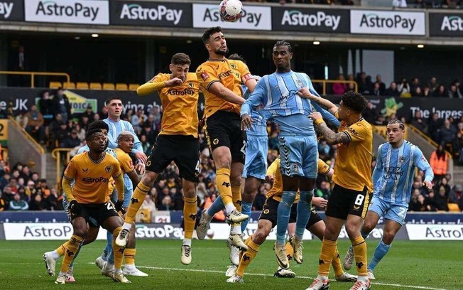 Kilman (de amarelo) tenta a cabeçada para rechaçar o perigo da área do Wolves 