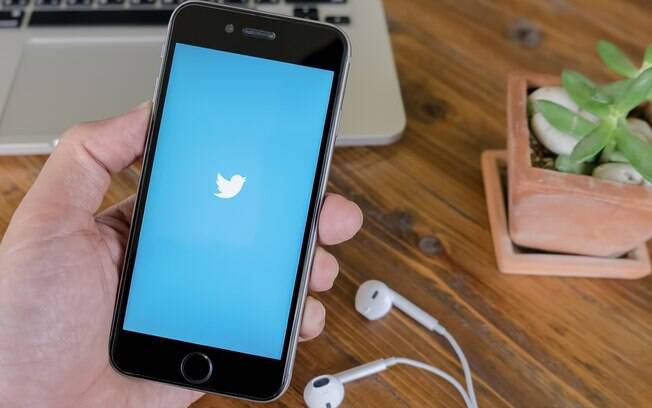 Desde setembro, o Twitter está trabalhando para apagar perfis com mensagens falsas