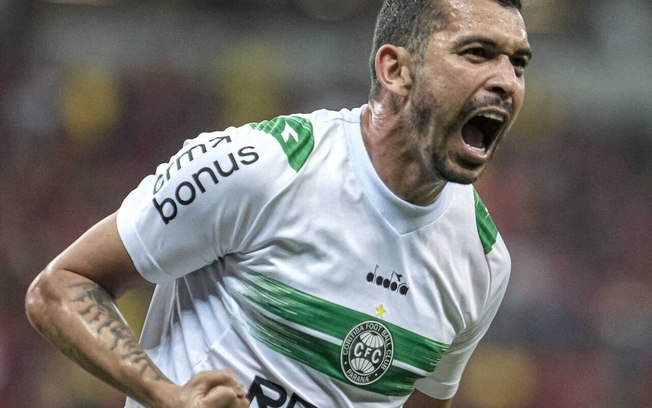 Bruno Melo comemora seu gol, que definiu a vitória do Coritiba sobre o Sport