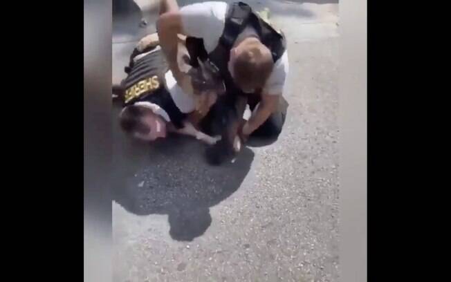 Filmagem mostra pelo menos dois policiais sufocando o homem