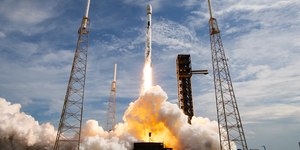 SpaceX lança dois satélites de internet e recupera foguete