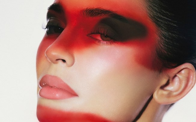Kylie Cosmetics lança novo gloss luminoso que promete hidratar os lábios