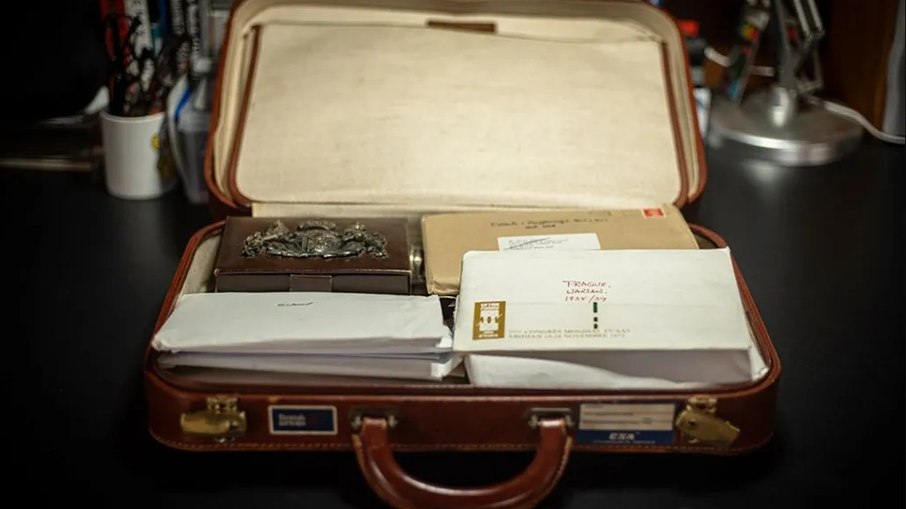 A mala de Peter continha registros da fuga da família Eisner da Alemanha.