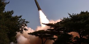 Coreia do Norte dispara ao menos dois mísseis em direção ao mar