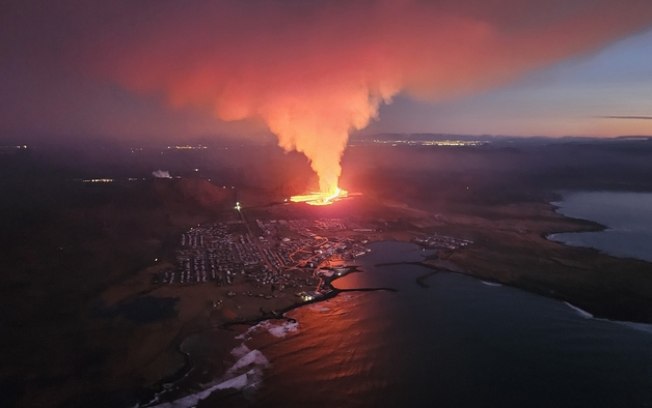 Erupção de vulcão na Islândia incendeia casas e abre fissura no solo