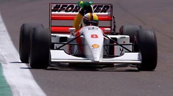 Com bandeira do Brasil, Vettel guia McLaren de Senna em Ímola