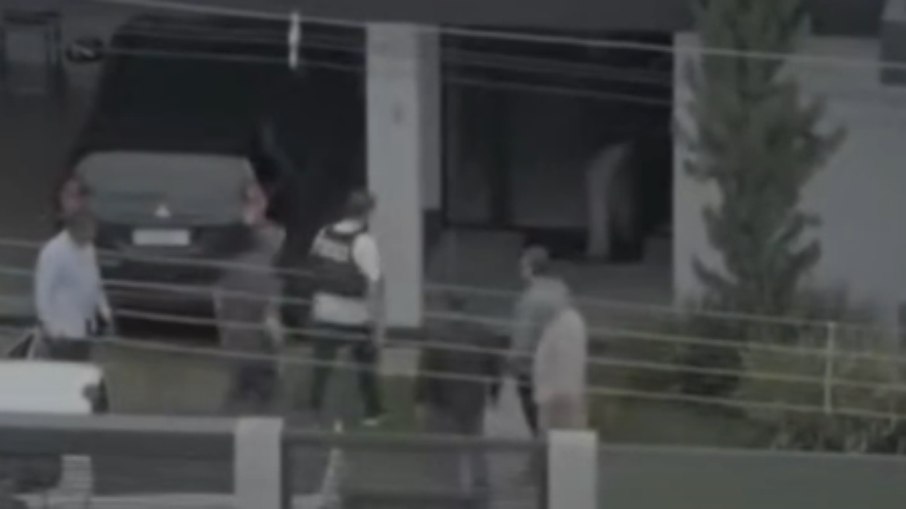 Bolsonaro chegando de tornozeleira e colete em casa