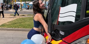 Mulher se casa com ônibus na Colômbia; veja fotos da cerimônia