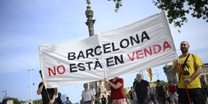 Moradores de Barcelona protestam contra aumento do turismo de massa: 'Voltem pra casa!'