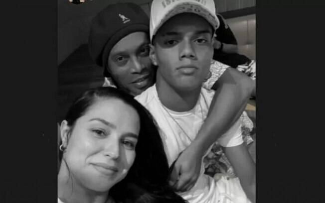 Ronaldinho Gaúcho visita o filho e mãe do garoto posta: 'Nosso elo eterno'