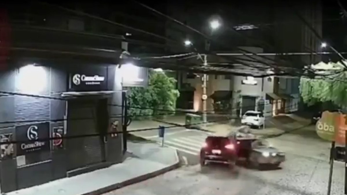 Carro parte ao meio após acidente em Campinas Carro parte ao meio após acidente em Campinas