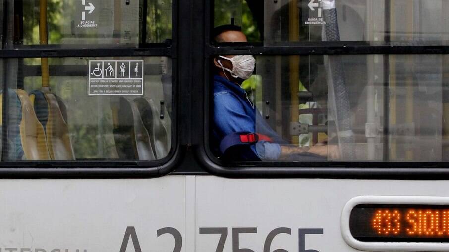 Máscara permanece obrigatória no transporte público e nas unidades médico-hospitalares