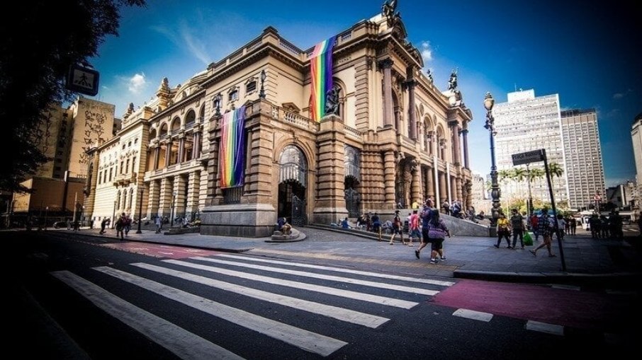 Theatro Municipal de São Paulo com bandeiras LGBTQIAP+ 