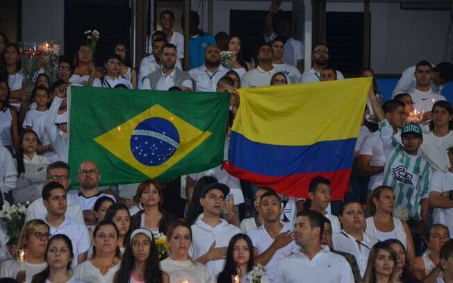 Bandeiras do Brasil e da Colômbia juntas no meio da torcida