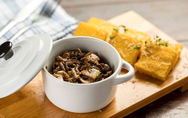 O bar do Fortunato sugeriu essa receita deliciosa de polenta frita combina com cogumelos diversos e deliciosos! 