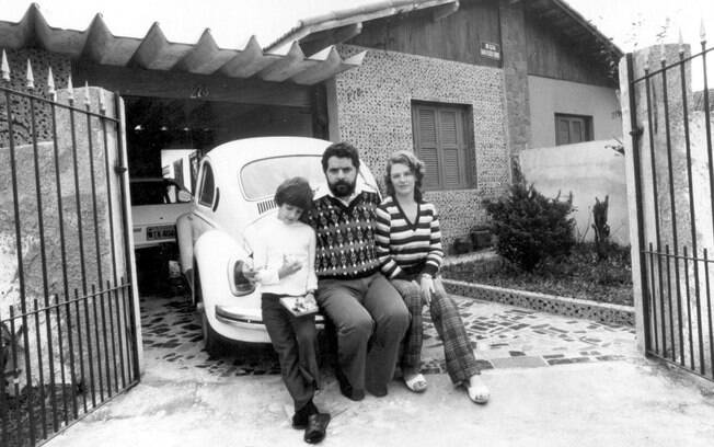 Lula posa ao lado da família. Na imagem, um Fusca dos anos 70 e, ao fundo um Fiat 147, que foi lançado em 1976